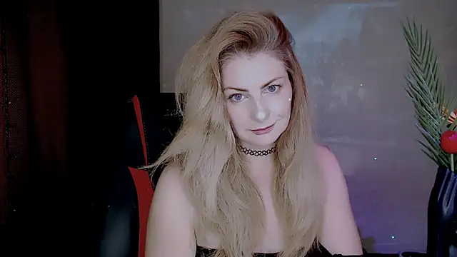 Snapshot of Eleonores chatting on 10.29.25 Eleonores online show from 10.29.25