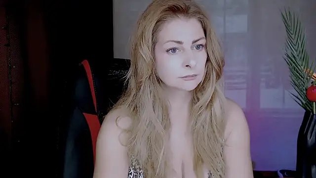 Snapshot of Eleonores chatting on 10.30.25 Eleonores online show from 10.30.25