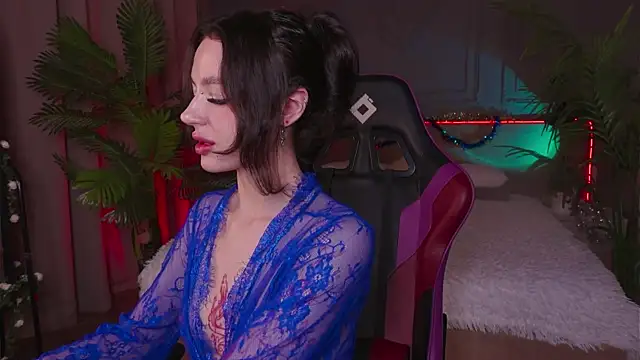 Snapshot of Devilinee chatting on 12.12.24 Devilinee online show from 12.12.24