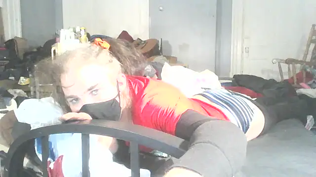 Snapshot of Valarie83 chatting on 02.12.25 Valarie83 online show from 02.12.25