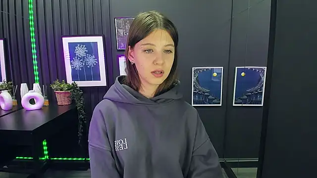 Snapshot of ElizaMild chatting on 12.10.24 ElizaMild online show from 12.10.24