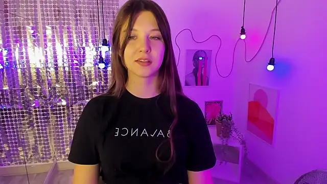 Snapshot of ElizaMild chatting on 12.20.24 ElizaMild online show from 12.20.24