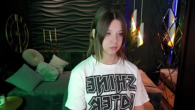 Snapshot of ElizaMild chatting on 01.09.25 ElizaMild online show from 01.09.25