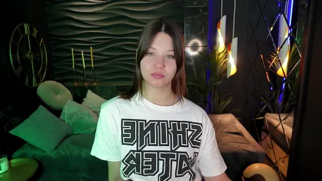 Snapshot of ElizaMild chatting on 01.09.25 ElizaMild online show from 01.09.25