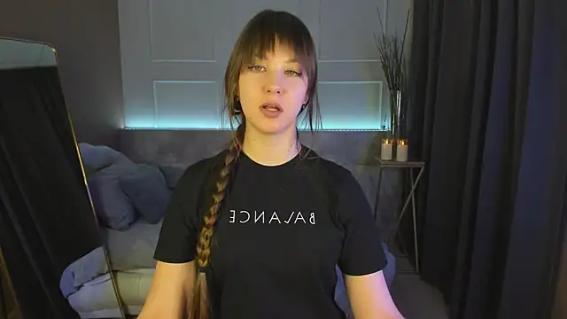 Snapshot of ElizaMild chatting on 02.20.25 ElizaMild online show from 02.20.25