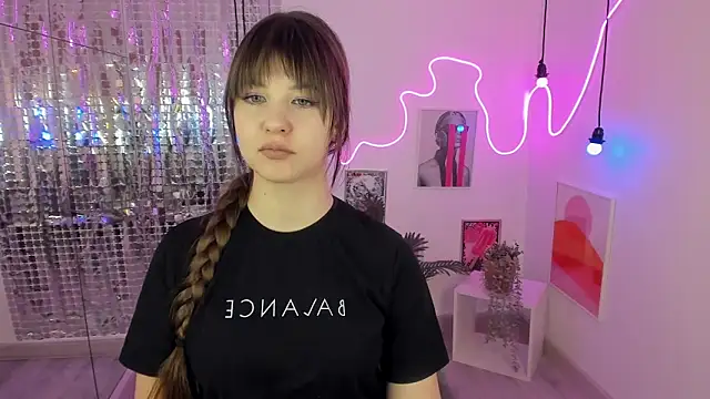 Snapshot of ElizaMild chatting on 03.02.25 ElizaMild online show from 03.02.25