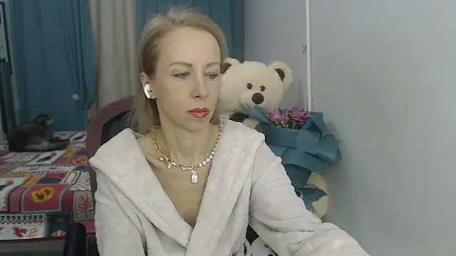 LuxuryNika online show from 12.18.24