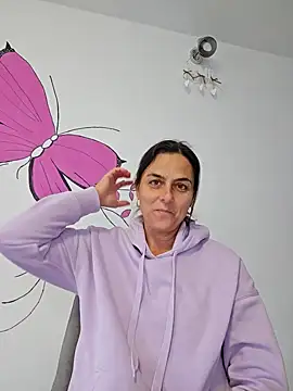 Snapshot of IsabelleCraft chatting on 09.26.25 IsabelleCraft online show from 09.26.25