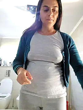 Snapshot of IsabelleCraft chatting on 10.17.25 IsabelleCraft online show from 10.17.25