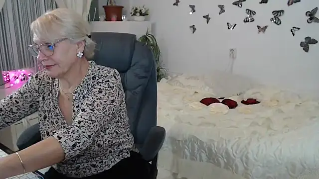 Snapshot of Ghertrude52 chatting on 10.02.25 Ghertrude52 online show from 10.02.25