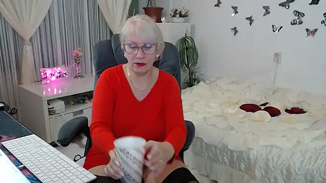 Snapshot of Ghertrude52 chatting on 10.04.25 Ghertrude52 online show from 10.04.25