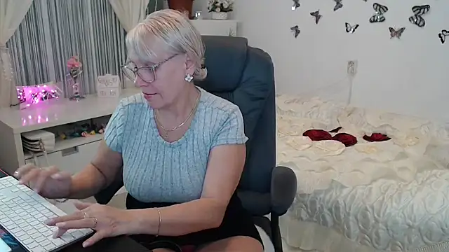 Snapshot of Ghertrude52 chatting on 10.06.25 Ghertrude52 online show from 10.06.25