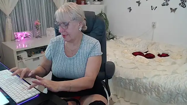 Snapshot of Ghertrude52 chatting on 10.08.25 Ghertrude52 online show from 10.08.25