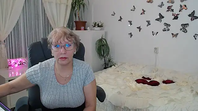 Snapshot of Ghertrude52 chatting on 10.13.25 Ghertrude52 online show from 10.13.25