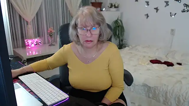 Snapshot of Ghertrude52 chatting on 10.19.25 Ghertrude52 online show from 10.19.25