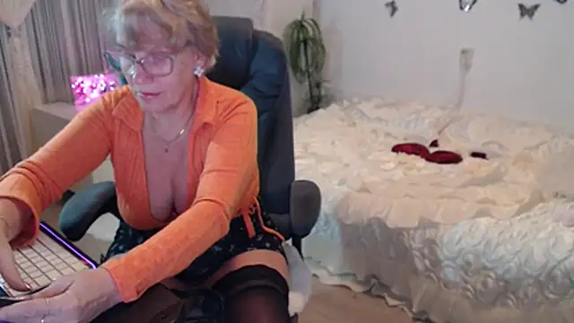 Snapshot of Ghertrude52 chatting on 10.24.25 Ghertrude52 online show from 10.24.25