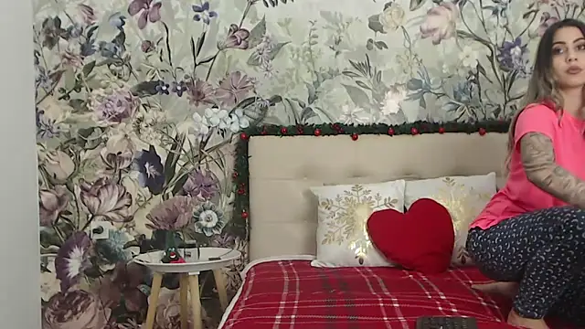 Snapshot of RoseDiamond06 chatting on 12.18.25 RoseDiamond06 online show from 12.18.25