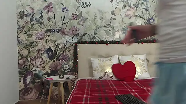 Snapshot of RoseDiamond06 chatting on 12.21.25 RoseDiamond06 online show from 12.21.25