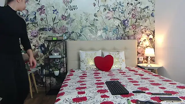 Snapshot of RoseDiamond06 chatting on 02.18.26 RoseDiamond06 online show from 02.18.26