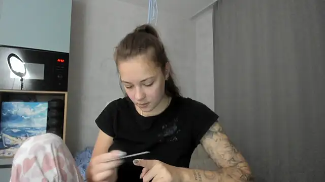 Snapshot of why_again_me chatting on 10.31.25 why again me online show from 10.31.25