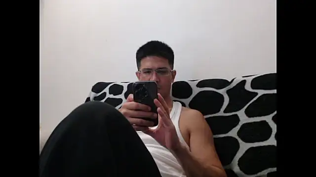 Snapshot of SebastianReiss chatting on 09.29.25 SebastianReiss online show from 09.29.25