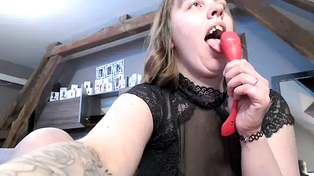 Snapshot of MissGirly chatting on 02.21.25 MissGirly online show from 02.21.25