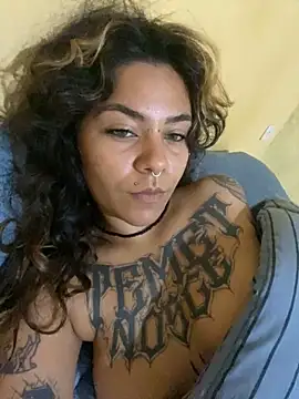 Snapshot of donnaluna chatting on 10.17.25 donnaluna online show from 10.17.25