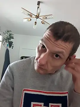 Snapshot of maciej chatting on 12.14.25 maciej online show from 12.14.25