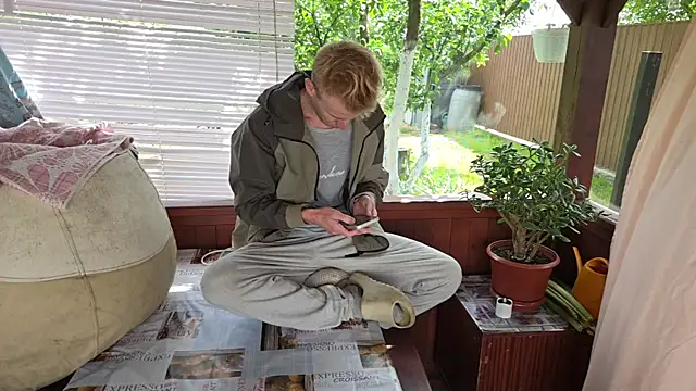 Snapshot of Vuitton chatting on 05.29.26 Vuitton online show from 05.29.26