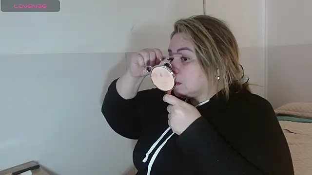 Snapshot of bella_savati chatting on 09.19.25 bella savati online show from 09.19.25