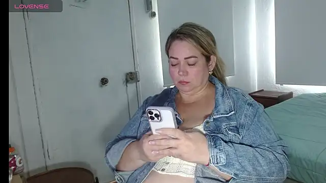 Snapshot of bella_savati chatting on 10.02.25 bella savati online show from 10.02.25