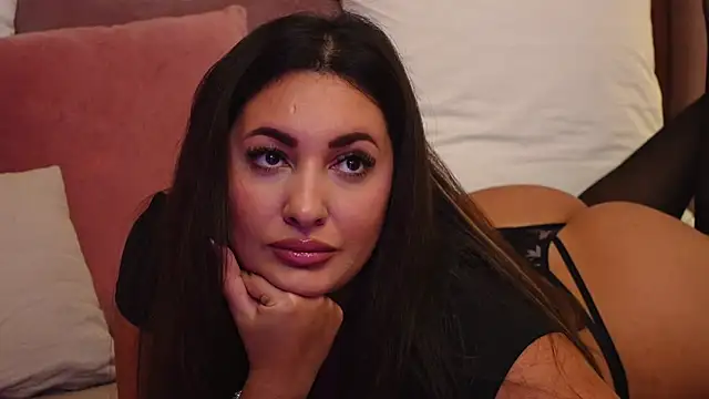 Snapshot of YaaraCollins chatting on 10.17.25 YaaraCollins online show from 10.17.25