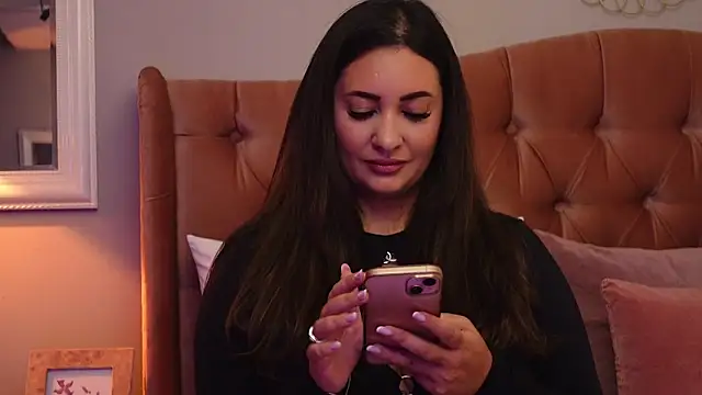 Snapshot of YaaraCollins chatting on 10.18.25 YaaraCollins online show from 10.18.25