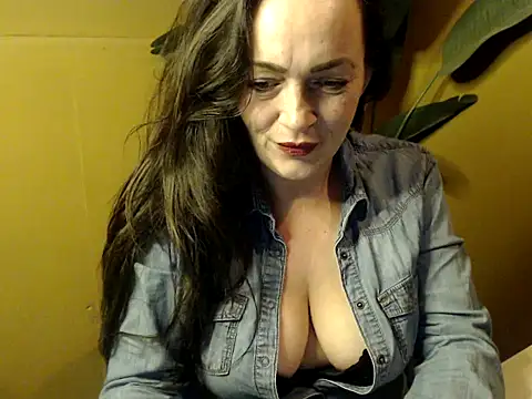 Snapshot of cloe85nl chatting on 12.18.24 cloe85nl online show from 12.18.24