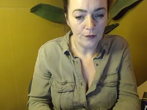 Snapshot of cloe85nl chatting on 02.13.25 cloe85nl online show from 02.13.25