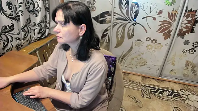 Snapshot of EVILENSA chatting on 12.27.24 EVILENSA online show from 12.27.24