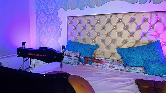 Snapshot of CaseyMoon chatting on 10.23.25 CaseyMoon online show from 10.23.25