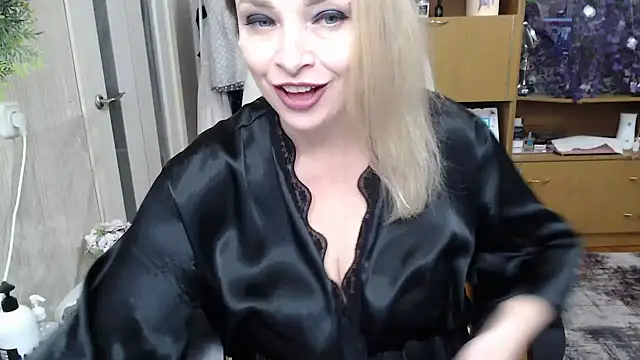 Snapshot of Mika_Passion chatting on 10.11.25 Mika Passion online show from 10.11.25