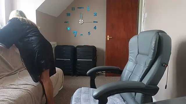 Snapshot of hollyjanesmith chatting on 10.08.25 hollyjanesmith online show from 10.08.25