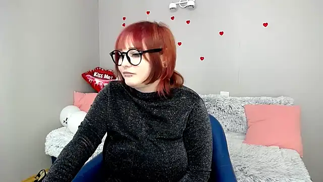 Snapshot of Estheri chatting on 02.12.25 Estheri online show from 02.12.25