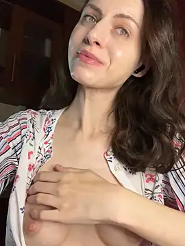 Snapshot of MissAnuta chatting on 10.28.25 MissAnuta online show from 10.28.25