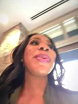 Snapshot of Belle___ chatting on 10.12.25 Belle online show from 10.12.25