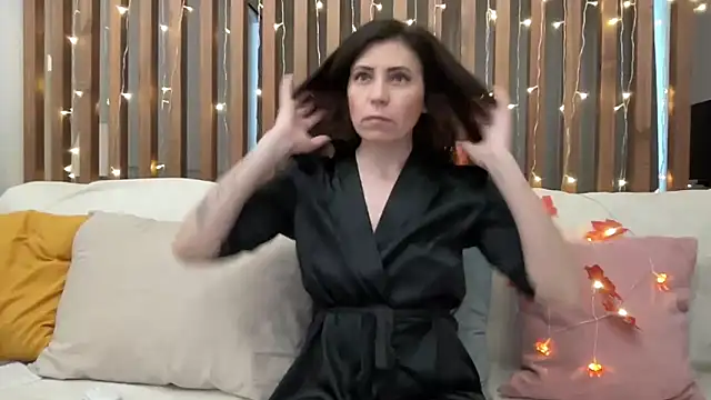 Snapshot of HotyWinter chatting on 10.31.25 HotyWinter online show from 10.31.25