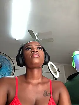 Snapshot of LuciousLips96 chatting on 02.08.25 LuciousLips96 online show from 02.08.25