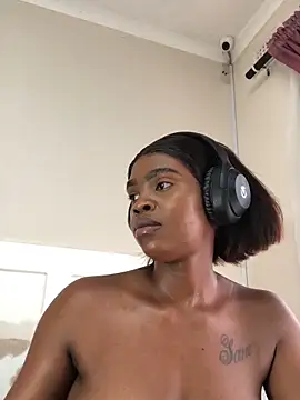 Snapshot of LuciousLips96 chatting on 02.13.25 LuciousLips96 online show from 02.13.25