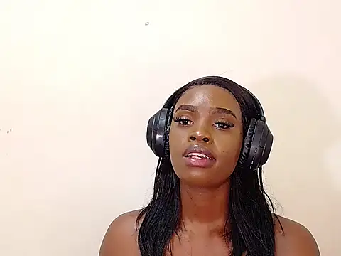 Snapshot of LuciousLips96 chatting on 03.19.25 LuciousLips96 online show from 03.19.25