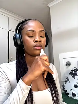 Snapshot of LuciousLips96 chatting on 09.20.25 LuciousLips96 online show from 09.20.25