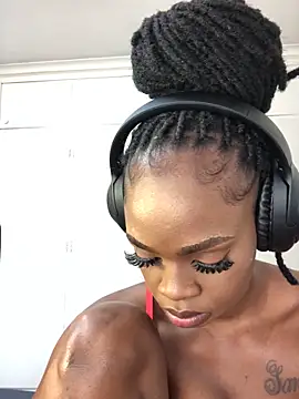 Snapshot of LuciousLips96 chatting on 10.10.25 LuciousLips96 online show from 10.10.25