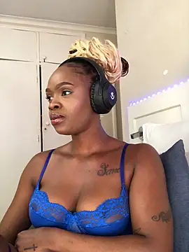 Snapshot of LuciousLips96 chatting on 10.20.25 LuciousLips96 online show from 10.20.25