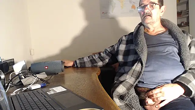 Snapshot of silvio-aus-luzern-CH chatting on 10.23.25 silvio-aus-luzern-CH online show from 10.23.25